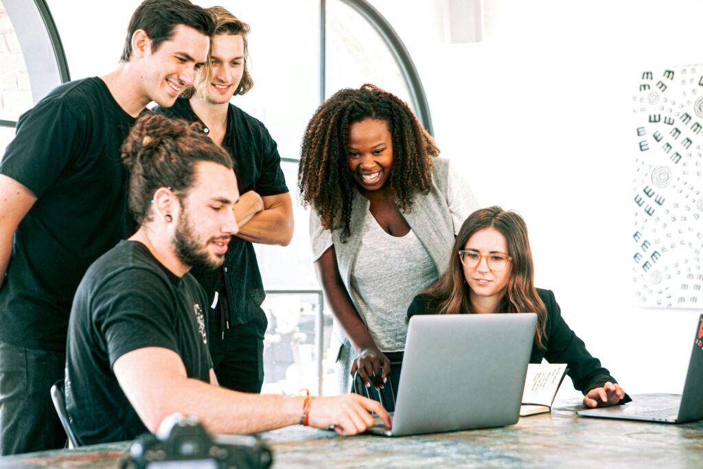 Equipo de la agencia Google Ads y agencia SEM de Hive Data gestionando campañas